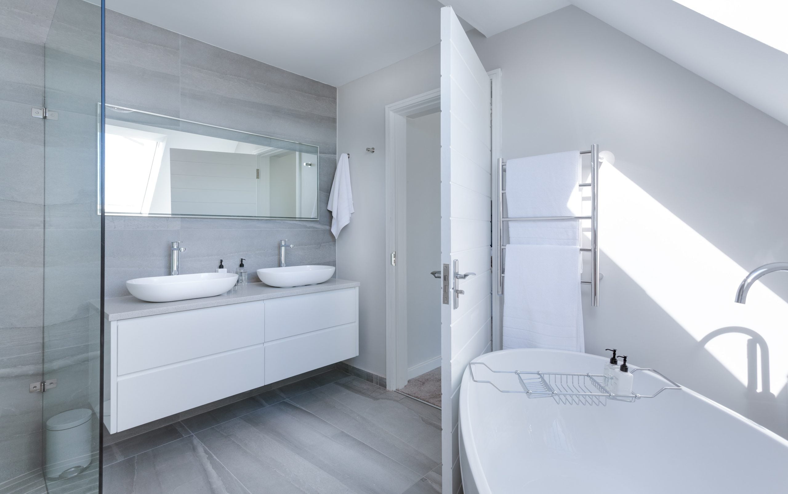 Stijlvolle badkamer met lichte tegels